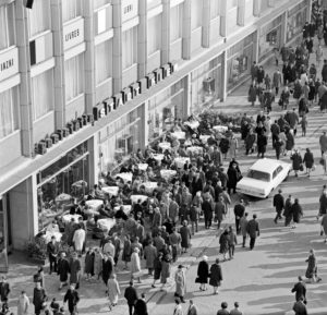 Spring fair 1966 in Leipzig, hustle and bustle at the book fair house in front of the restaurant 'Stadt Kiew' in Petersstrasse Spring fair 1966 in Leipzig, hustle and bustle at the book fair house in front of the restaurant 'Stadt Kiew' in Petersstrasse